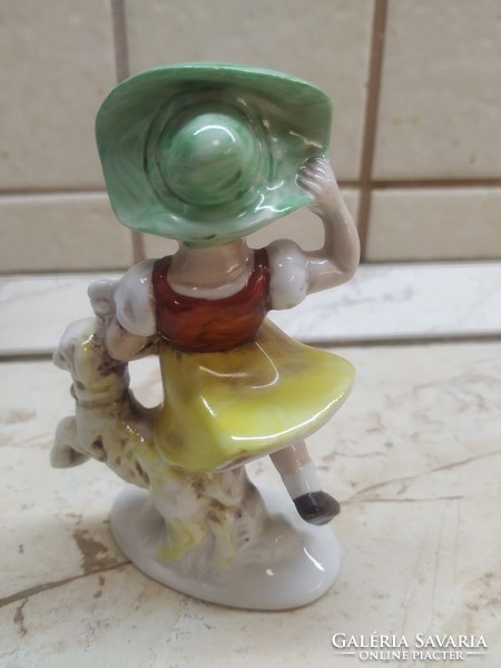 Zöld kalapos kislány játékával szobor! Antik,porcelán szobor, alján jelzett, számozott  eladó!