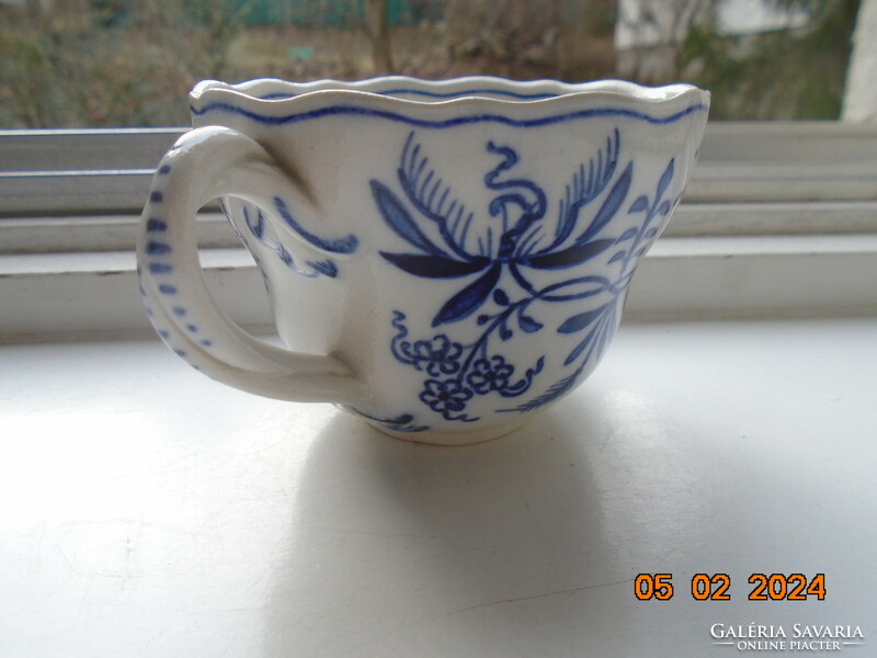 19 Sz hand painted Meissen onion pattern cup with rare twisted tongs, wavy rim