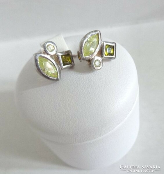 Silver earrings with peridot stones