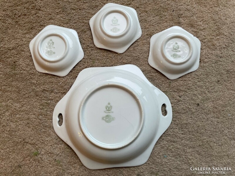 Set of 4 porcelain cakes with a decorative flower pattern