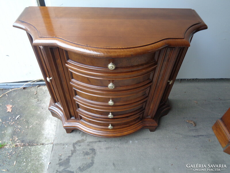 Five-drawer chest of drawers