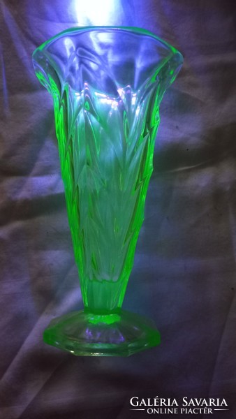 Uránüveg (!) váza