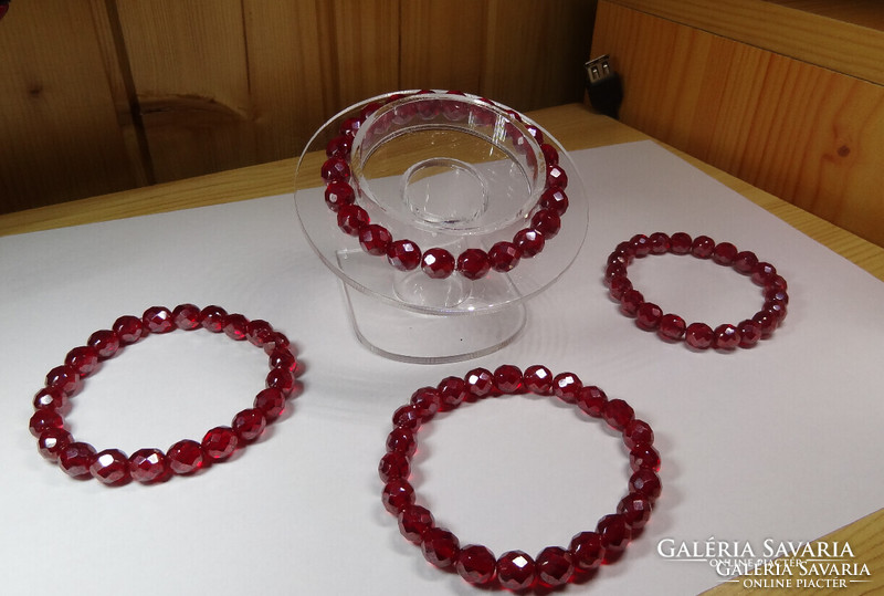 Preciosa lead crystal bracelet made of 8 mm pearls.