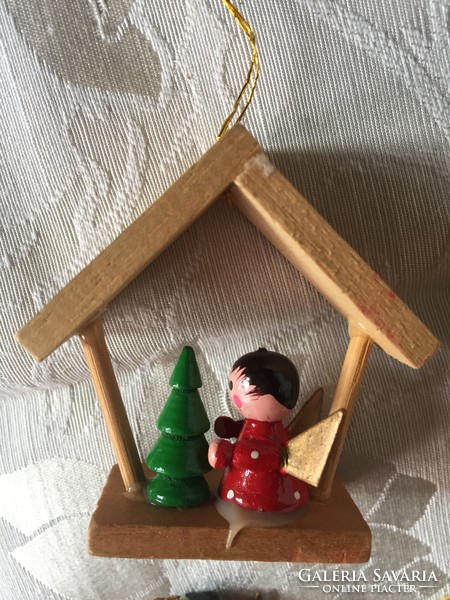 Aranyos, fából készült karácsonyfa díszek. karácsonyi dekoráció