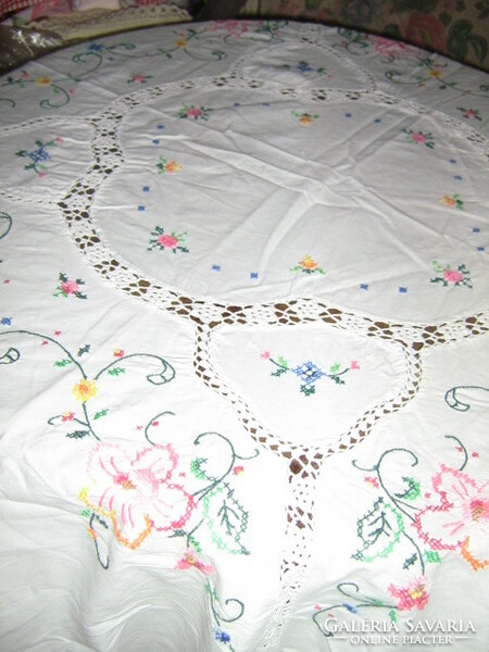 Beautiful oval crocheted lace inset cross-stitch embroidered floral needlework tablecloth