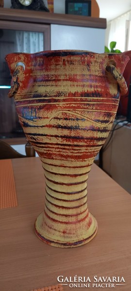 Corundum vase
