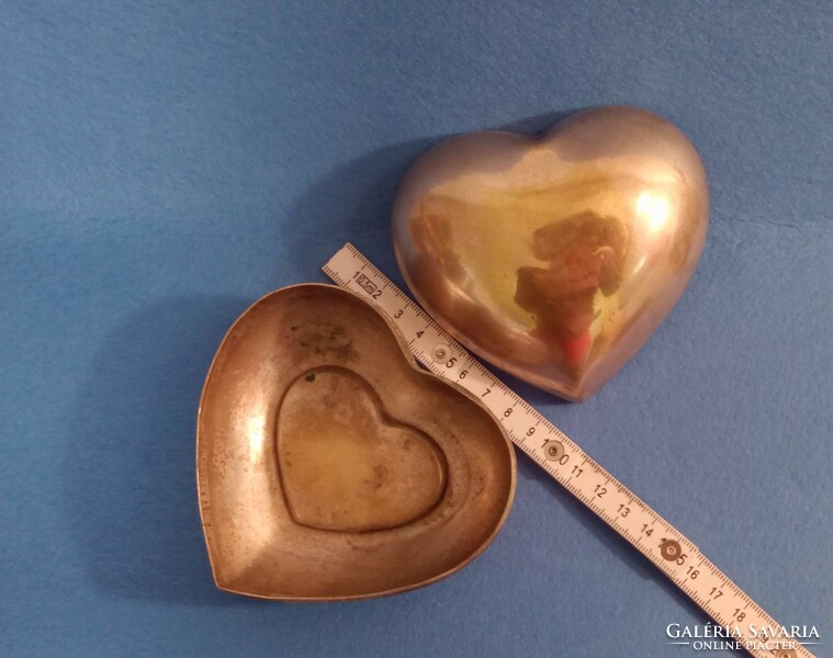 Heart-shaped metal jewelry holder or bonbonnier.