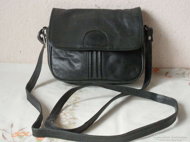 Black leather shoulder bag, ridicule