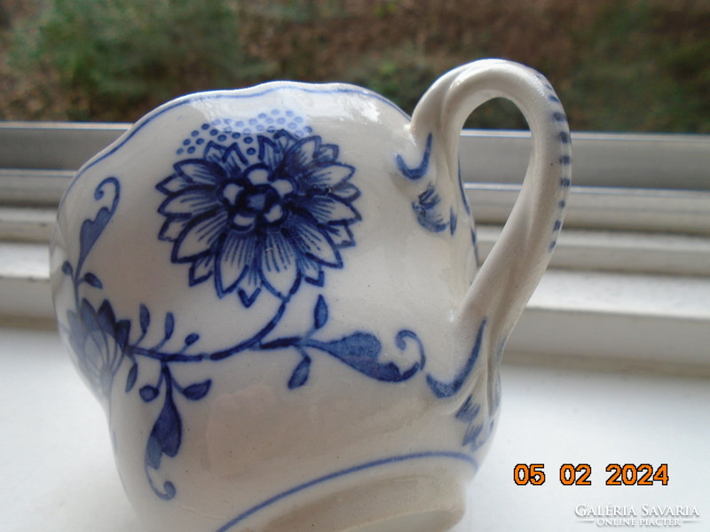 19 Sz hand painted Meissen onion pattern cup with rare twisted tongs, wavy rim