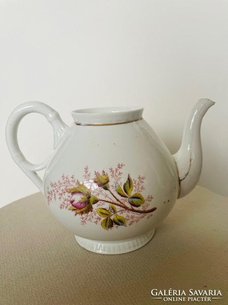 Vintage fehér, rózsabimbós mintázatú, aranyozott szélű, öblös teáskanna