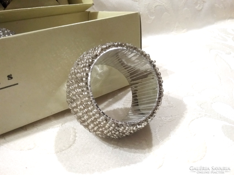 8 silver-colored napkin rings with pearls