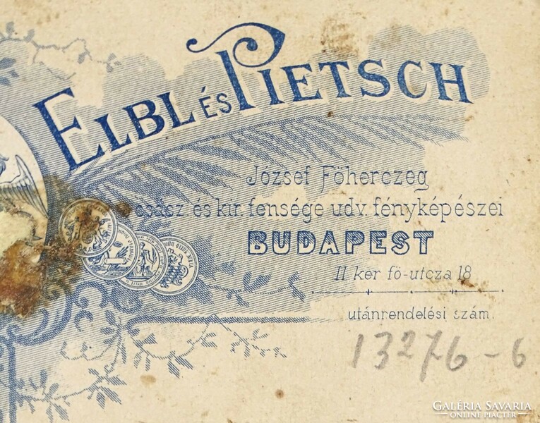 1Q278 Elbl és Pietsch műterme : Antik csecsemő fotográfia antik nádhatású thonet székben ~ 1900