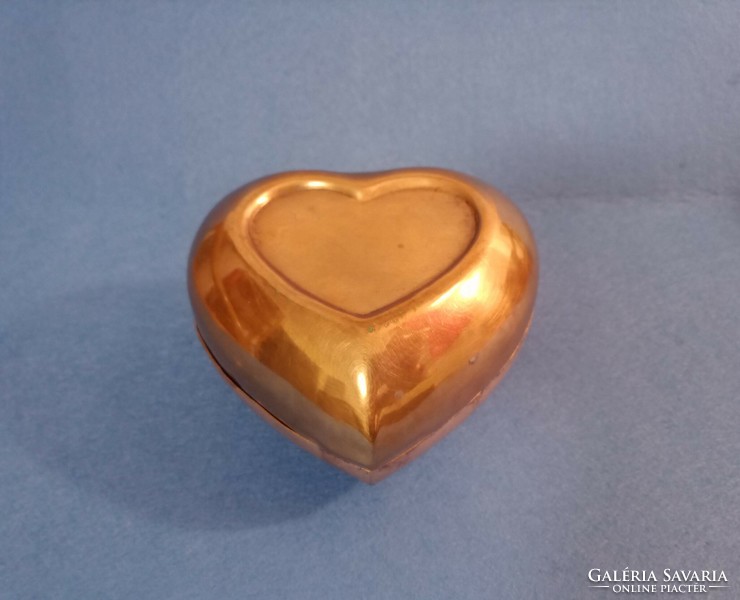 Heart-shaped metal jewelry holder or bonbonnier.