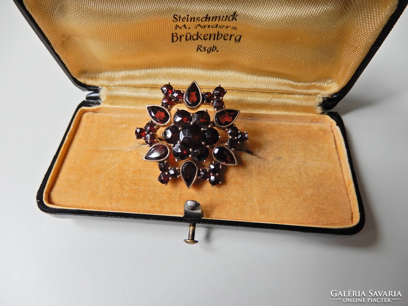 8 carat gold brooch with garnet stones