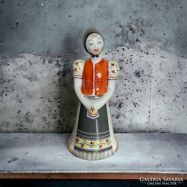 Retro, vintage design Raven House porcelain statue