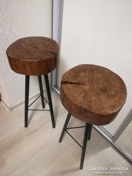 2 db tömörfából készült asztalka /bárszék. 70 cm magas és 28 cm átmérőjű