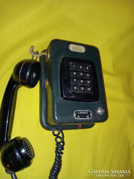 SVÉD és TÁRSA FALRA AKASZTHATÓ TŰZJELZŐ TELEFON 1930-as évekböl A 80-as években modernizált változat