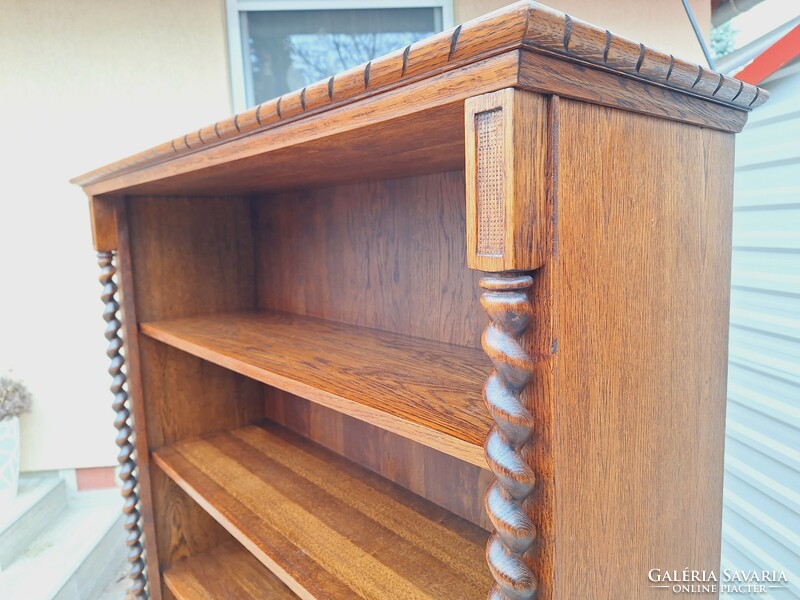 For sale is a colonial bookshelf furniture, in good condition, without scratches