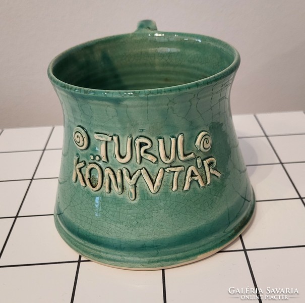 Turul library - mug or cup or vase, to whom what - indicated