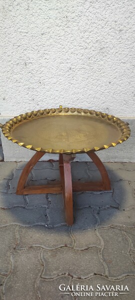 Serving table with removable tray