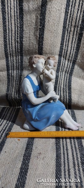 Lippelsdorf porcelain, mother with her child