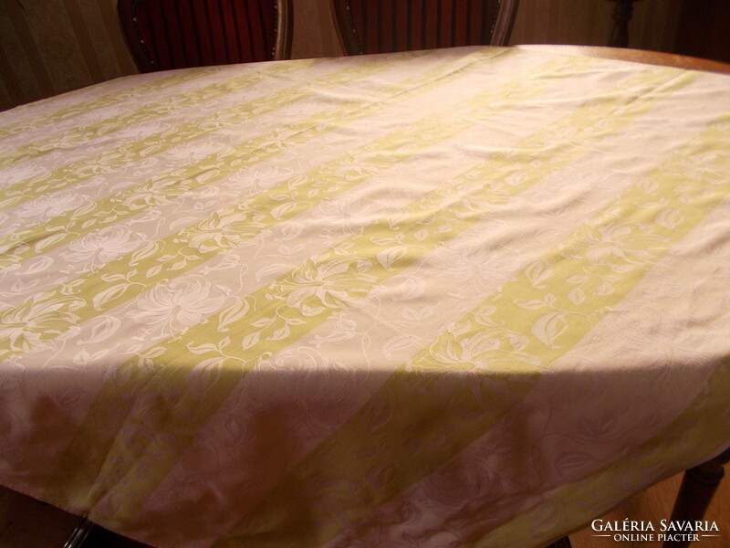 Beautiful lily tablecloth. 135X116 cm