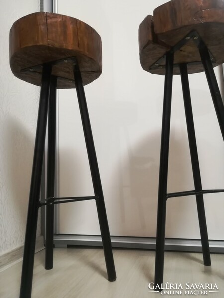 2 tables/bar stools made of solid wood. 70 cm high and 28 cm in diameter