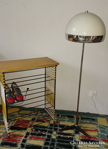 Floor lamp with retro designe