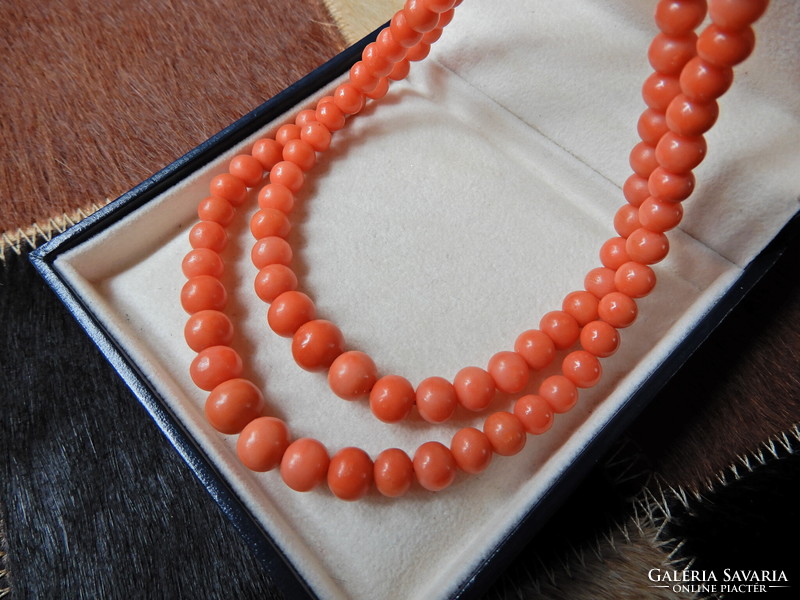 Old two-row long noble coral pearl string with 14 carat gold clasp