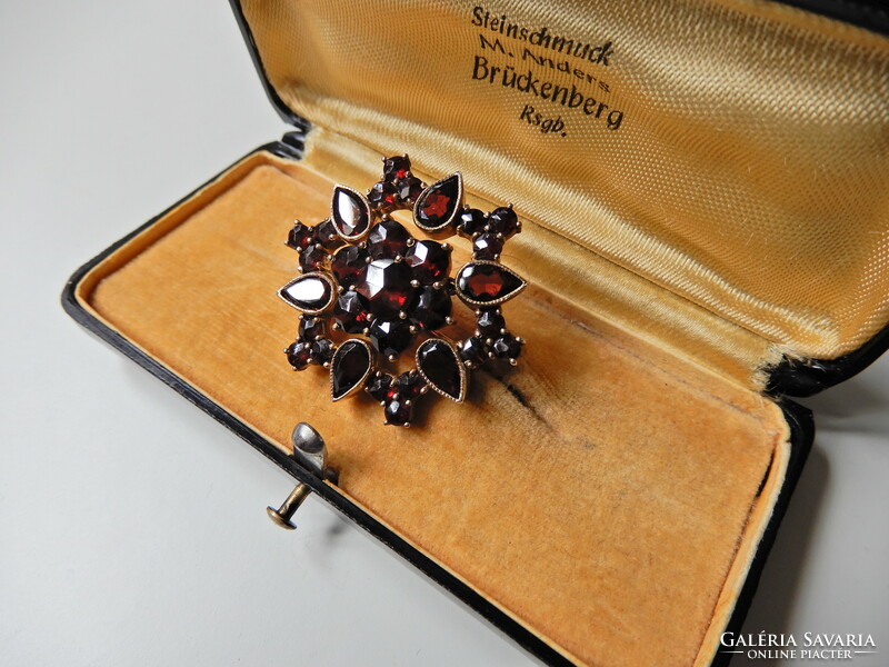 8 carat gold brooch with garnet stones