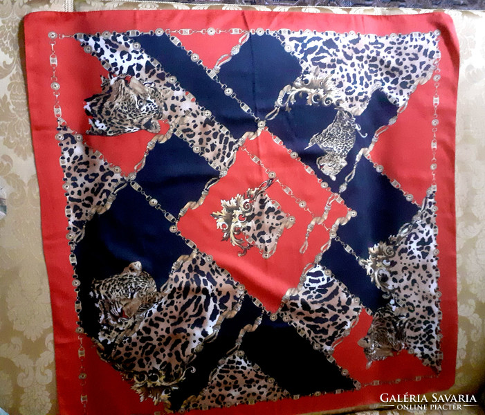 Leopard print scarf. 87X84 cm