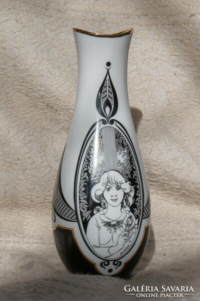 Hollóházi fekete-fehér porcelán váza