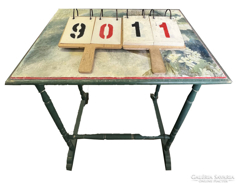 Art deco asztal, 76 x 44 x 63 cm-es, jugendstil festéssel. 9011