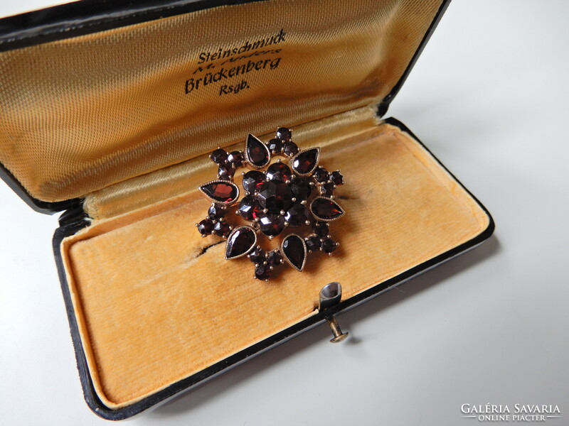 8 carat gold brooch with garnet stones