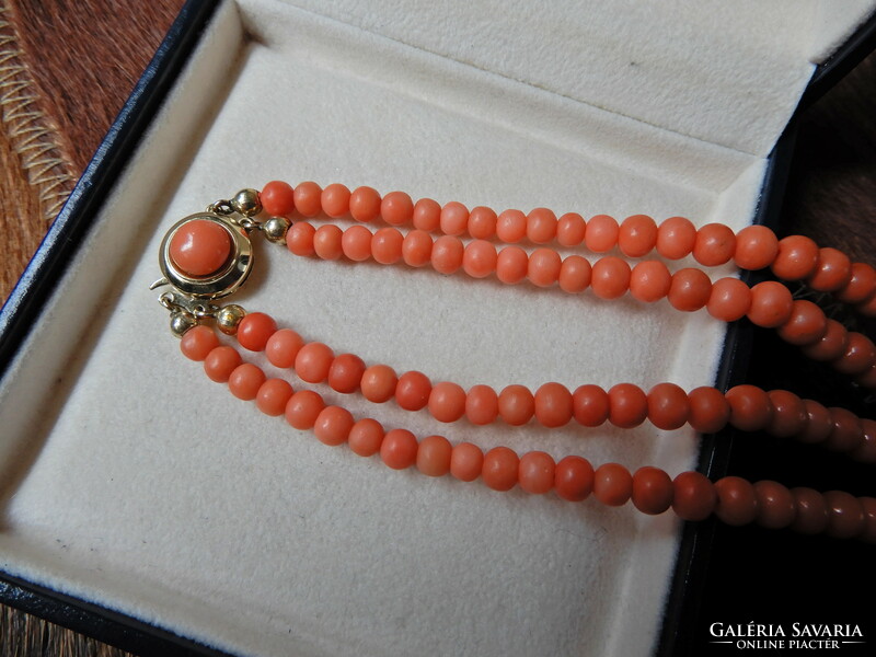 Old two-row long noble coral pearl string with 14 carat gold clasp