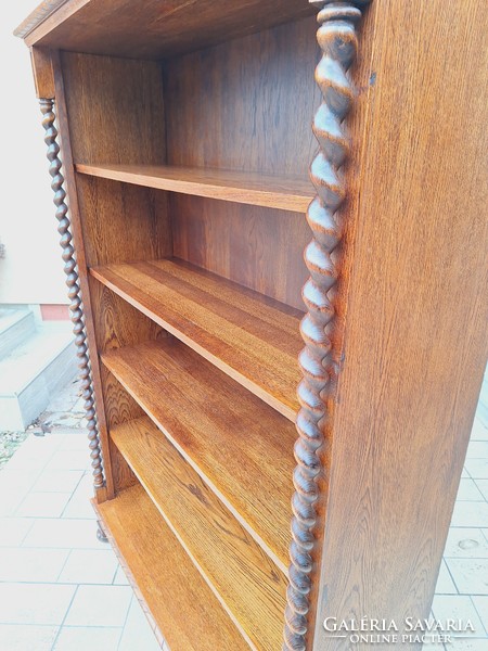 For sale is a colonial bookshelf furniture, in good condition, without scratches