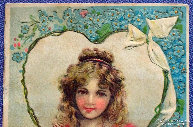 Antik dombornyomott üdvözlő képeslap - kislány portré szív , kulcs nefelejcs