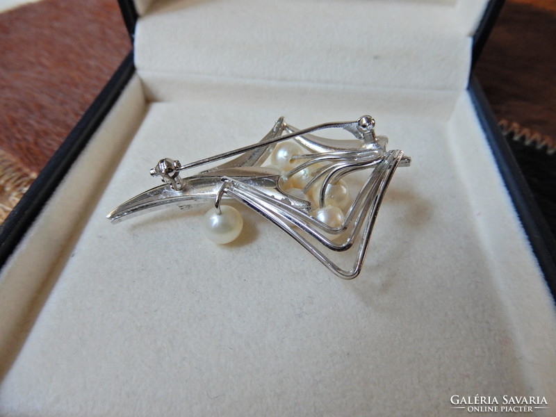 Silver design brooch with real pearls