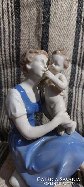 Lippelsdorf porcelain, mother with her child