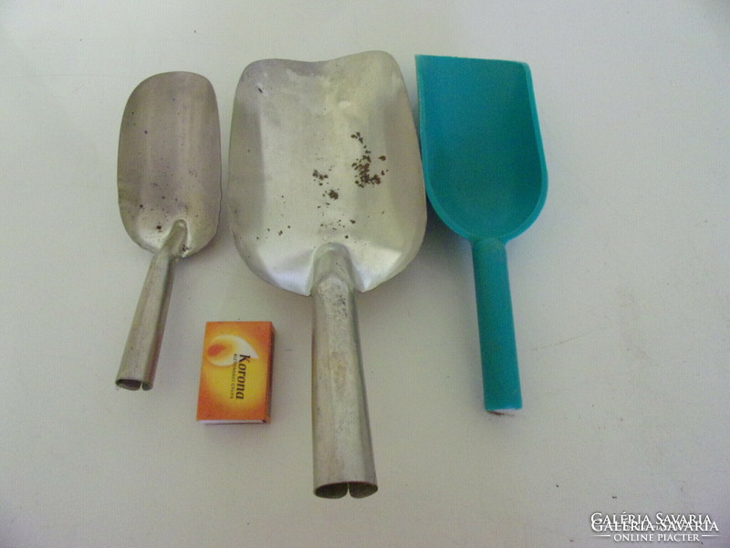 Kitchen flour and sugar shovels