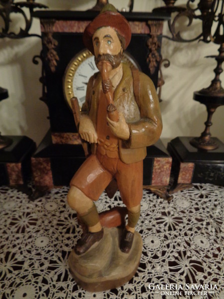 Wood carving with an antique hunting pipe