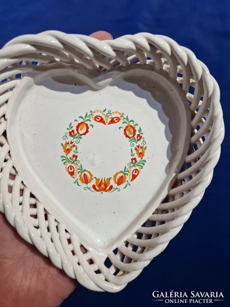 Heart-shaped woven ceramic bowl from Bodrogkeresztúr