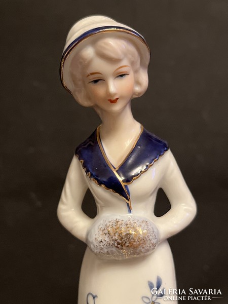 Porcelain figurines as shown in the pictures, in perfect condition. Their height is 20 cm.