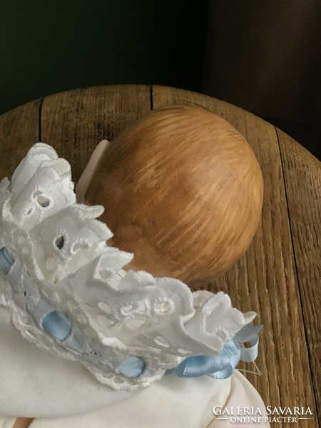 Porcelán fejű és porcelán végtagú kézzel festett művész baba madeira mintás ruhában