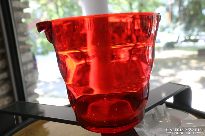 G.H. Mumm Cordon Rouge ajándék szett - 1 Mumm jégvödör + 6 darab piros  Mumm üvegből készült pezsgős