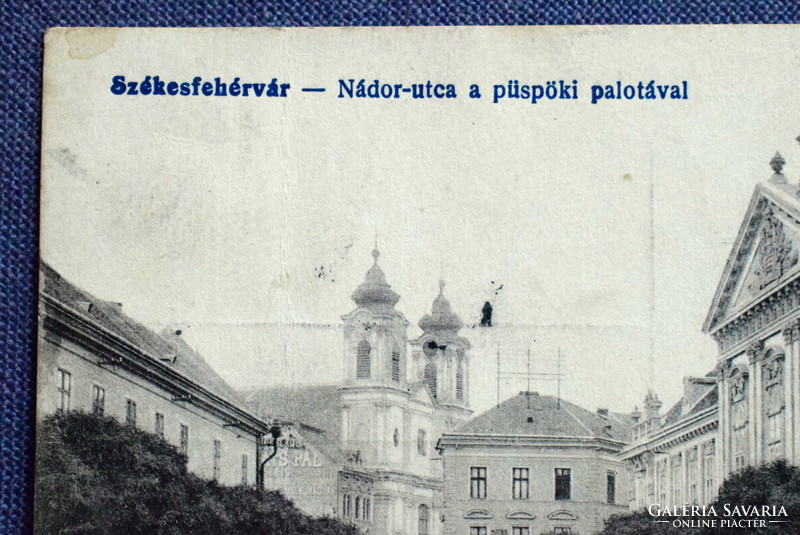 Székesfehérvár - Nádor utca a püspöki palotával  , fogat, üzlet, reklám 1919