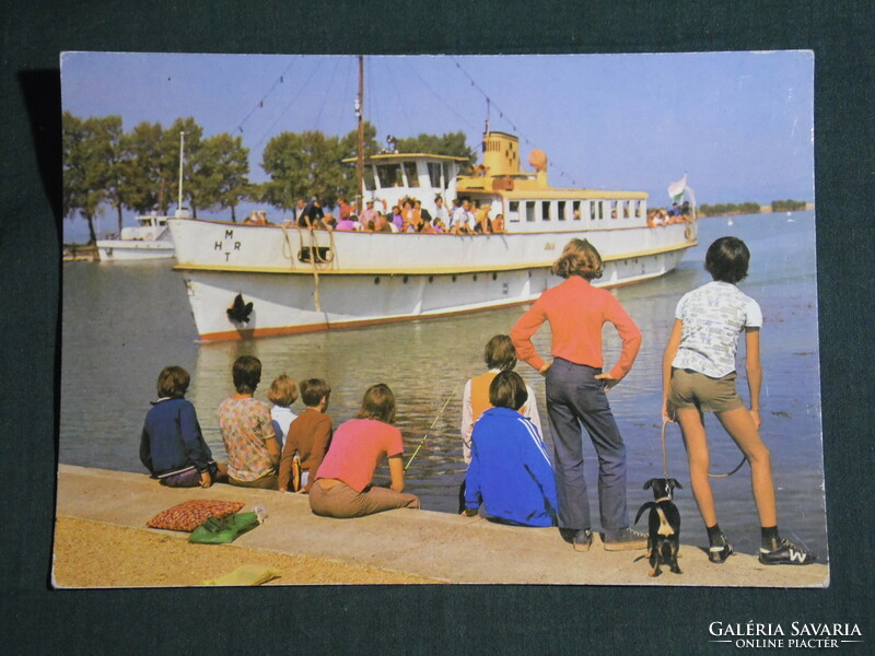 Képeslap, Balaton Fonyód kikötő móló részlet gyerekekkel, Jókai motoros sétahajó