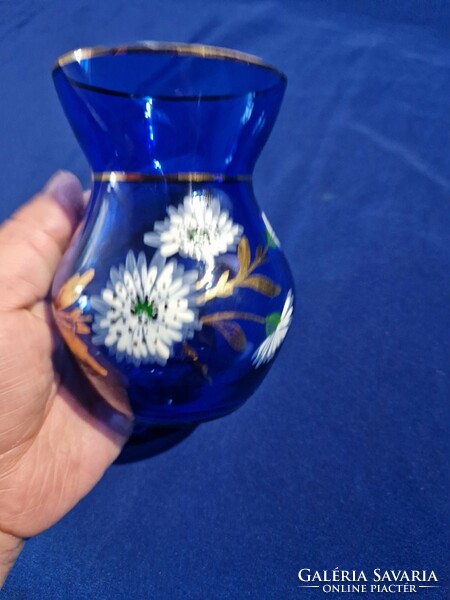 Kék üveg váza fehér virág és arany díszítésű