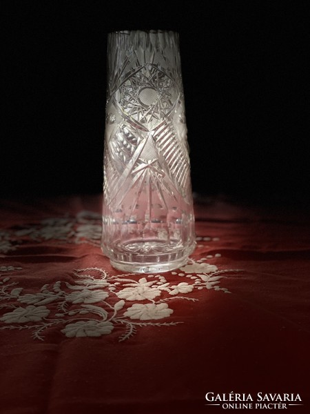 The crystal vase is 23 cm high