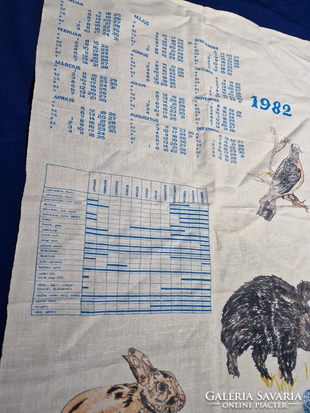 1982es falvédőnaptár  konyharuha nyuszis vaddisznós madaras